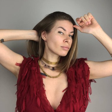 Sıra dışı bir kolye takmış genç bir kadının portresi.