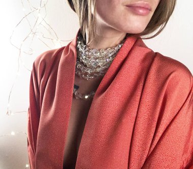 Sıra dışı bir kolye takmış genç bir kadının portresi.