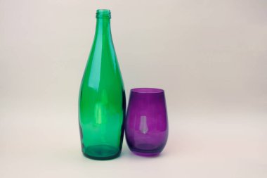 Beyaz arkaplanda izole edilmiş renkli cam vazolar, retro tonlu