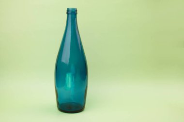 Renkli cam şişe, alışılmadık arka plan