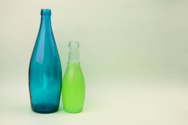 Renkli cam şişe, alışılmadık arka plan