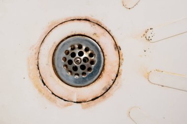 Su damlaları olan eski kirli lavabo, soyut arka plan, yakın plan