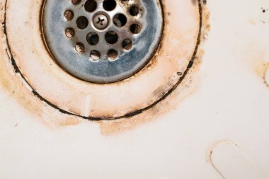 Banyodaki pis lavaboyu kapat. Seçici odak.