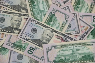 Arkaplan olarak 50 dolarlık banknotlar, yakın plan fotoğraf.