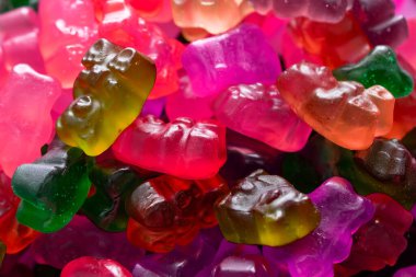 Pembe arka planda renkli ayıcık şekerleri. Üst görünüm.