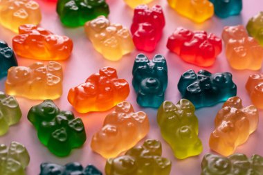 Beyaz arka planda renkli ayıcık şekerleri. Üst görünüm.