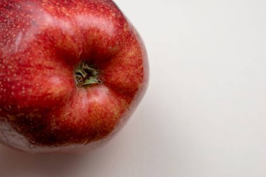 Kırmızı elma beyaz arka planda izole edilmiş. Yakın plan. Seçici odak.