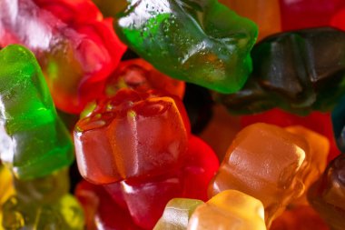 Beyaz arka planda renkli jöle ayılar, yakın plan fotoğraf