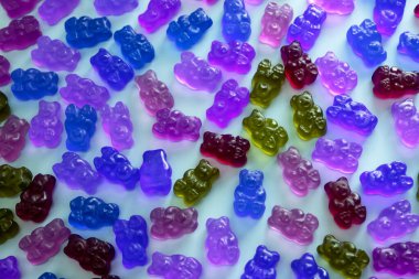 Beyaz arka planda renkli jöle ayılar, yakın plan fotoğraf