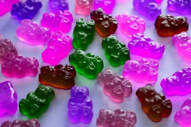 Beyaz arka planda renkli jöle ayılar. 