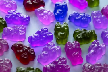 Beyaz arka planda renkli ayıcık şekerleri. Üst görünüm.