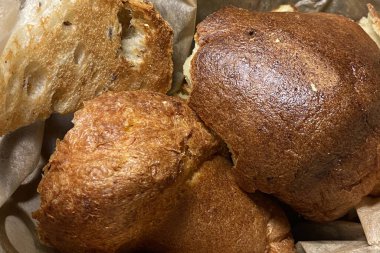 Ekmek ve kruvasanlar bir masada yemek tepsisinde