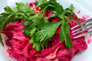 Beyaz tabakta maydanozlu pancar salatası.