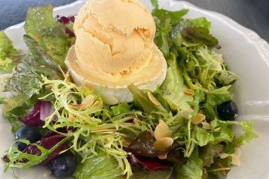 Restoranda dondurmalı salata, yakın plan.