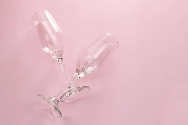 Два Порожні Келихи Шампанського Рожевому Тлі Вид Зверху Простір Копіювання — стокове фото