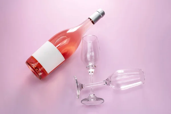 Egy Üveg Rózsa Bor Két Pohár Rózsaszín Háttér Felülnézet — Stock Fotó