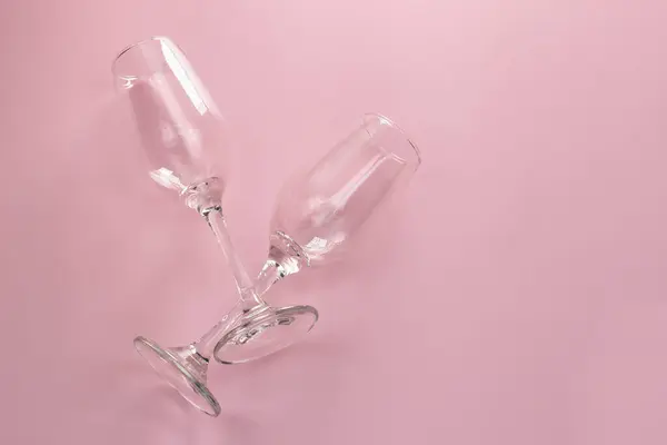 Два Порожніх Келихи Шампанського Рожевому Тлі Місце Тексту — стокове фото