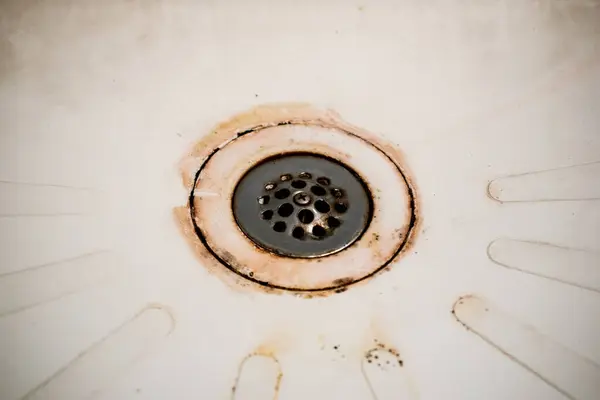 Su damlaları ve paslı metal plakalarla bir lavaboyu kapat.