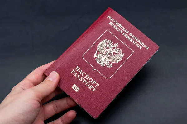 Rus seyahat pasaportu siyah bir arkaplanda, yaptırımlar, göç, göçmenlik, turizm kavramı