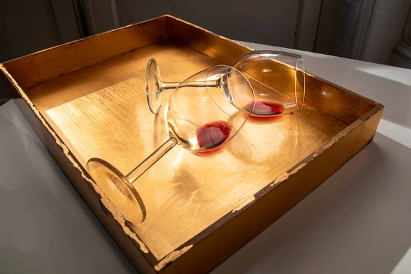 Copo Vinho Uma Caixa Madeira Com Vinho Tinto Sobre Fundo — Fotografia de Stock
