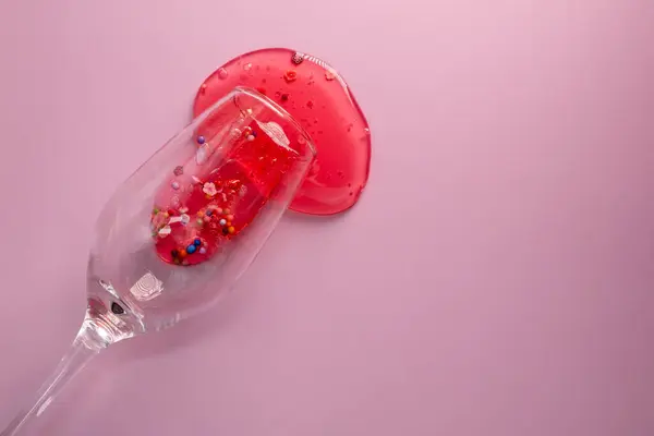 Шампанське Цукерками Рожевому Фоні Вид Зверху — стокове фото
