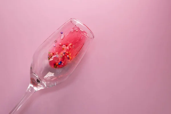 Verre Champagne Avec Des Bonbons Colorés Sur Fond Rose Vue — Photo