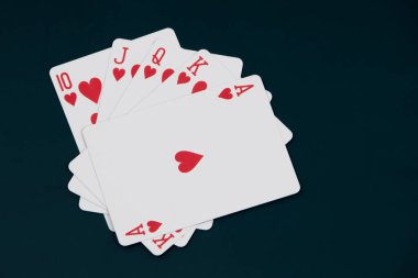 Koyu bir arkaplanda, yakın plan, üst görünümde kart oynamak