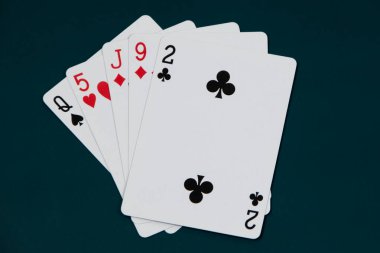 Koyu yeşil arka planda kağıt oynamak. Resmi kapat..