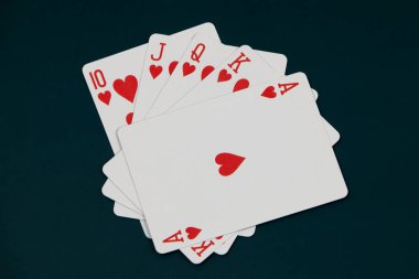 Koyu bir arkaplanda, yakın plan, üst görünümde kart oynamak