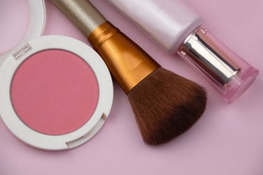 Mercan kızarıklığı, fuşya göz farı ve pembe arka planda makyaj fırçası, kozmetik doku.