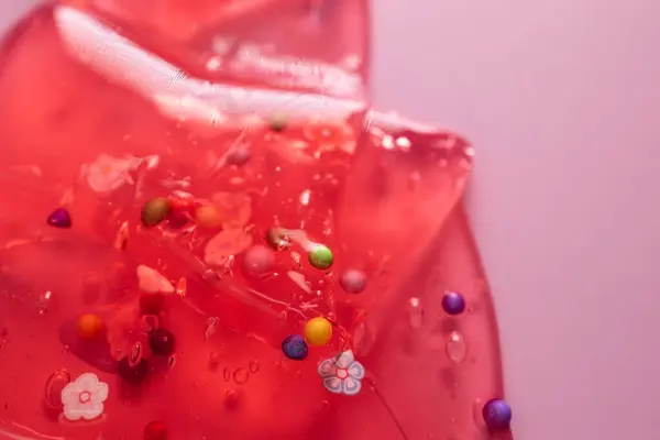 Gros Plan Bonbons Gelée Rouge Avec Des Saupoudres Colorées Isolées — Photo