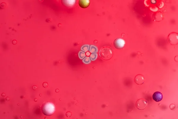 Boules Colorées Dans Eau Sur Fond Rouge Gros Plan — Photo