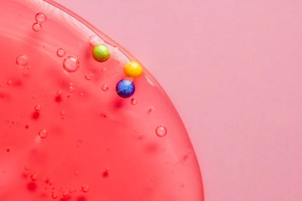 Boules Colorées Dans Eau Sur Fond Rouge Gros Plan — Photo