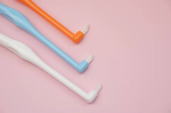 Escovas Dentes Fundo Rosa Conceito Assistência Odontológica — Fotografia de Stock