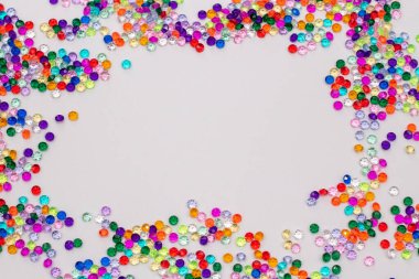 Beyaz arka planda renkli pullar. Üst Manzara. Boşluğu kopyala.