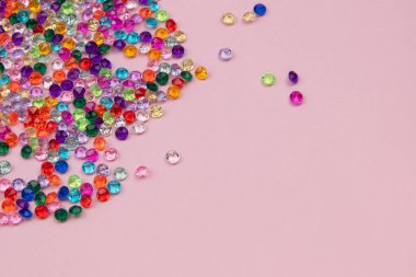 Pembe arka planda renkli pullar. Düz yatış, üst görünüm.