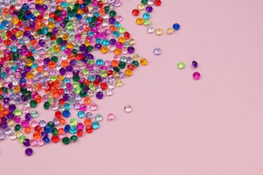 Pembe arka planda çok renkli boncuklar. Yakın plan..