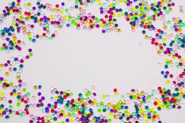 Metin için kopyalama alanı olan beyaz bir arkaplanda renkli konfeti