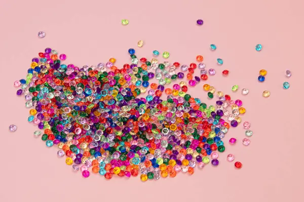 Grânulos Coloridos Fundo Rosa Contas Multicoloridas — Fotografia de Stock