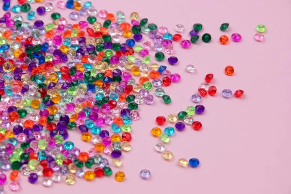 Diamantes Coloridos Sobre Fundo Rosa Vista Superior Espaço Cópia — Fotografia de Stock
