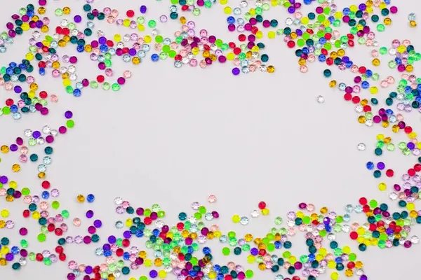 Confettis Colorés Sur Fond Blanc Avec Espace Copie Pour Texte — Photo