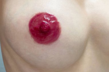 Bir kadının göğsüne yakın çekim.  