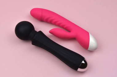 Pembe arka planda siyah ve fuşya vibratörleri, dildo prostat masaj aleti, klitoris stimülatörü, g-noktası vibratörleri, yetişkin seks oyunları için aksesuarlar, yetişkinler için seks oyuncakları.