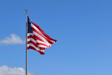 Mavi gökyüzü arka planında ABD Bayrağı