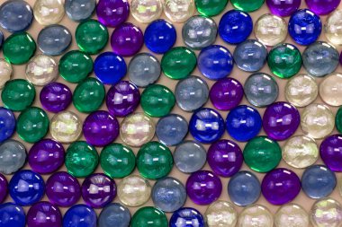 Mavi arka planda çok renkli cam boncuklar..