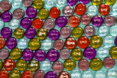 Farklı boyutlarda ve şekillerde renkli cam boncuklar. Soyut arkaplan.