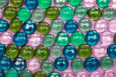 Arka plan olarak renkli cam misketler. Makro atış. Seçici odak.