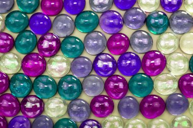 Beyaz arka planda çok renkli cam boncuklar..