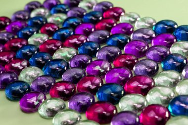 Renkli cam boncuklar. Güzel renkli cam boncuklara yaklaş..