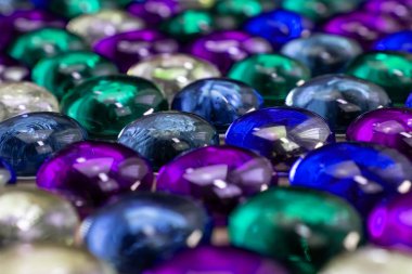 Beyaz arka planda renkli cam boncuklar. Yakın çekim görünümü.